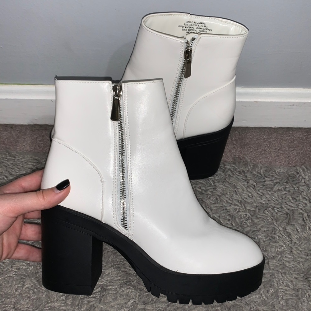 White platform heeled boots 🤍💫